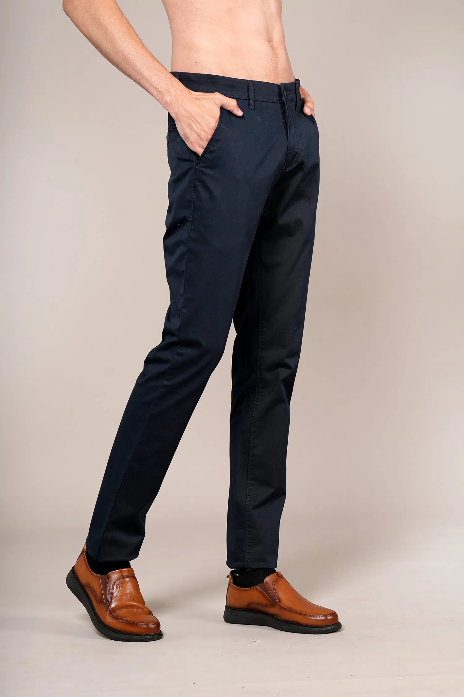 Men's Navy Solid Non-Pleated Casual Trouser